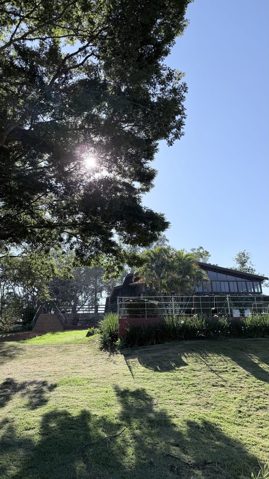 Casa principal de vidro ao amanhecer