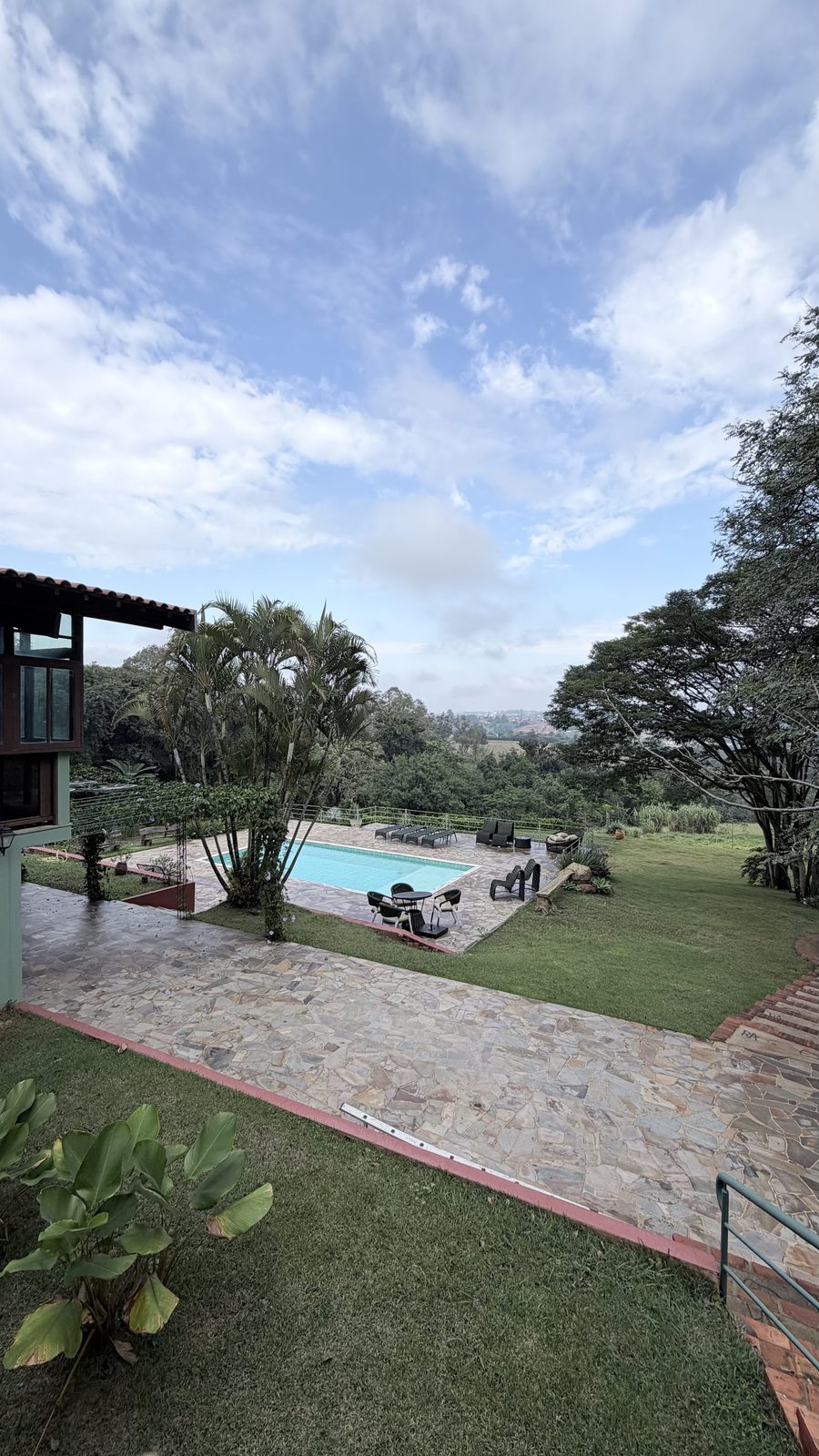 Piscina com vista panorâmica do interior paulista