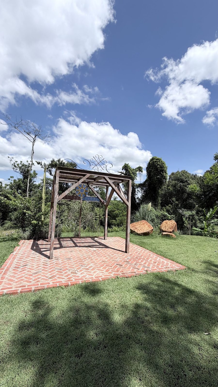 Terraço de pedra com vista para a piscina