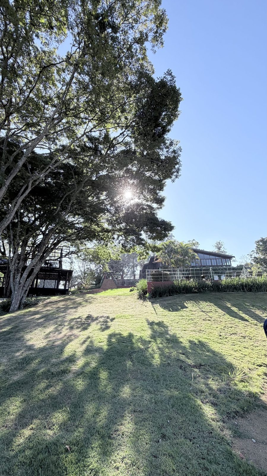 Vista do jardim e da casa principal